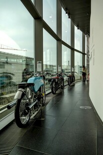室内展示的多辆复古摩托车
