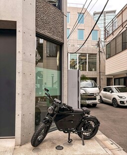街角停放的黑色摩托车