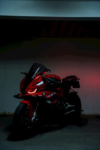 炫酷黑红摩托车夜景特写