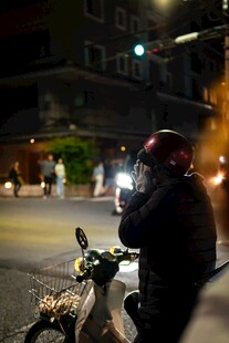 夜晚街头的骑行者