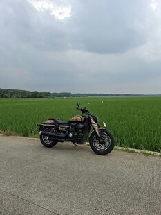 公路旁田野边的酷炫摩托车