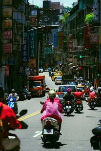 热闹街头的摩托骑行景象