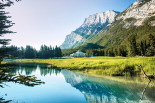 山间湖畔美景