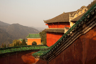 古建红墙与远山景致