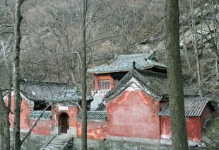 山林中的红墙古建筑