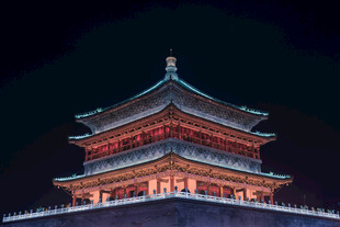 夜晚灯火中的中式古建筑