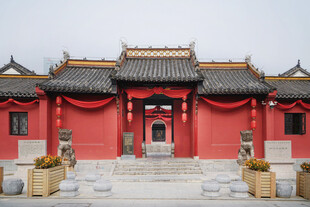 中式红墙古建筑大门