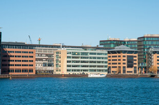 海滨城市建筑群景观