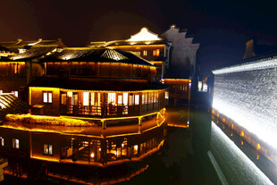 古建夜景璀璨灯火映水面