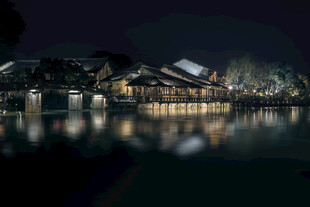 水乡夜景静谧迷人的倒影