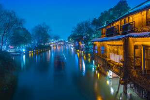 江南水乡夜景静谧迷人