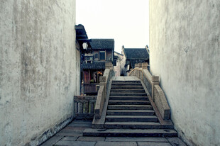 古巷中的石阶与中式建筑