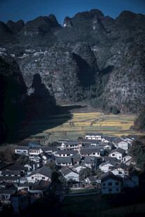 山村美景山水环绕的村落