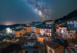 山村夜景星空下的静谧小镇