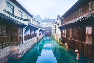 江南水乡古巷中的静谧小河