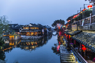江南水乡夜景灯火映碧波