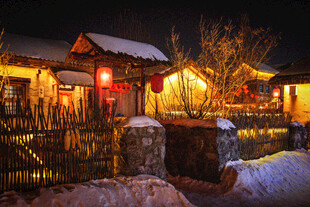 雪夜古村灯火暖景