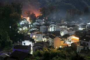 山村夜景灯火与远山相映