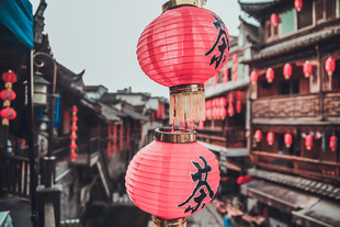 古巷红灯笼尽显中式韵味