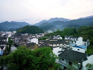 山村景致错落房屋隐于青山间