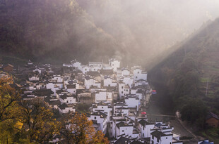 山间雾中村落美景