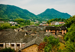 山村古落青山环绕之景