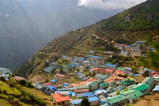 山间多彩村落景观