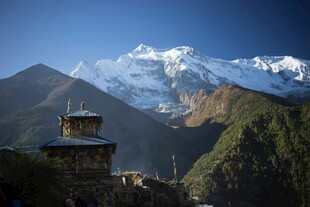 雪山下的古朴建筑