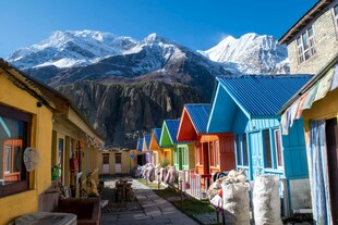 彩色小屋旁的壮丽雪山景