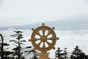 山顶法轮尽显庄严神圣