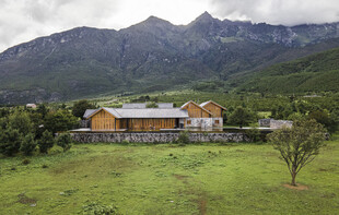 山间小屋绿野环绕美景