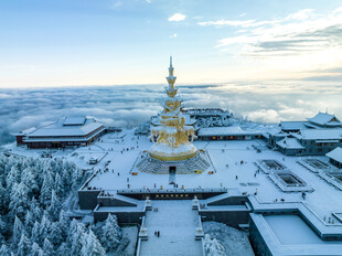 雪覆金塔壮美佛教景观