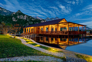 湖畔木屋夜景宁静美好