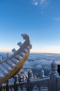 雪覆飞檐观云海壮丽景