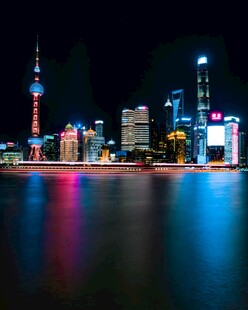 城市璀璨夜景水面映霓虹