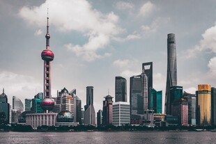 上海外滩繁华城市天际线