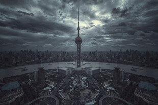 夜幕下的城市地标建筑
