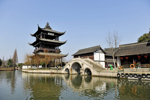 江南水乡古桥与楼阁美景