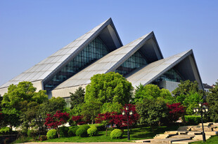 现代三角造型建筑景观