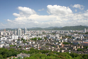 城市全景风光绿意环绕