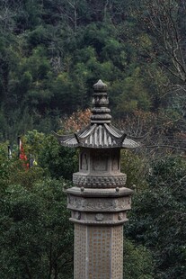 古朴石塔立于葱郁山林间