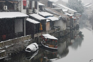 雪后江南水乡静谧景象