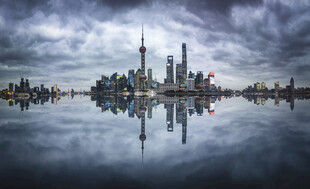 城市天际线与水面倒影景观