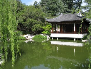 中式湖畔亭阁美景