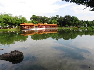 湖畔中式建筑倒影美景