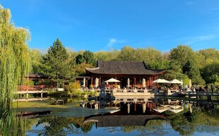 湖畔中式建筑风景如画