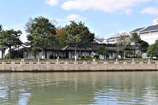 河畔中式建筑风景如画