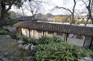 中式古朴小屋旁绿植环绕
