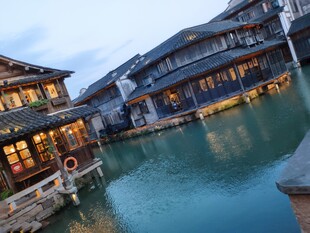 水乡夜景古建傍水映波光