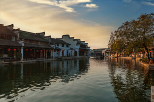 水乡古镇黄昏河畔美景